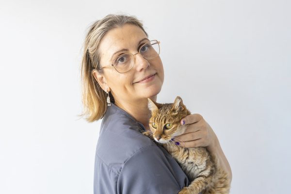 Veterinaria amb gat a Hospital Veterinari Costa Brava de Palafrugell